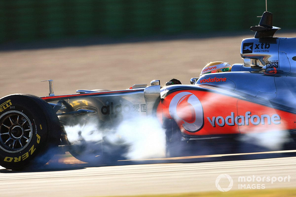 Lewis Hamilton, McLaren MP4-26 fait un blocage de roue