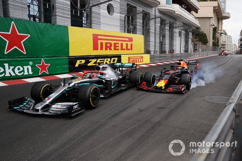 Max Verstappen, Red Bull Racing RB15, au contact du leader Lewis Hamilton, Mercedes AMG F1 W10, en fin de course