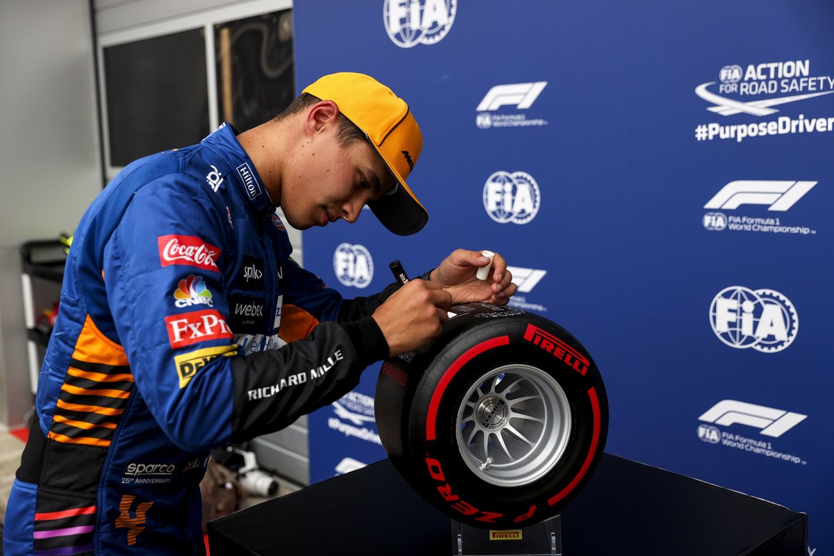 Pole man Lando Norris, McLaren, dengan Pirelli Pole Position Award