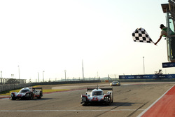 #2 Porsche Team Porsche 919 Hybrid: Timo Bernhard, Earl Bamber, Brendon Hartley pakt de zege