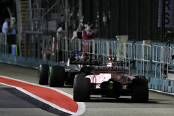 Romain Grosjean, Haas F1 Team VF-17 ve Esteban Ocon, Sahara Force India VJM10 pit