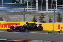 Crash: Romain Grosjean, Haas F1 Team VF-17