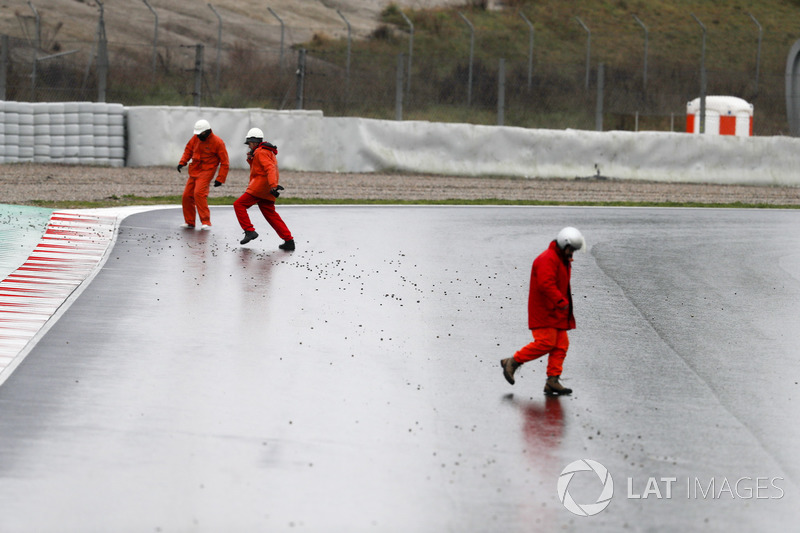 I marshal puliscono la pista