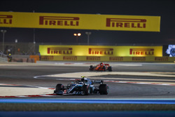 Valtteri Bottas, Mercedes AMG F1 W09, Kimi Raikkonen, Ferrari SF71H