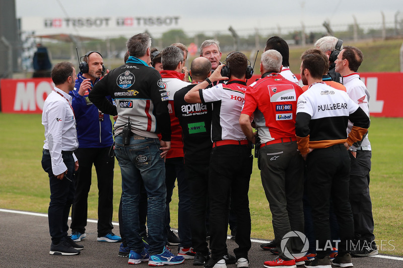 Race Director, Mike Webb with team bosses