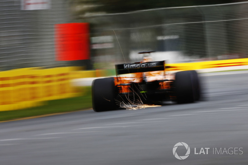 Fernando Alonso, McLaren MCL33 Renault, solleva scintille