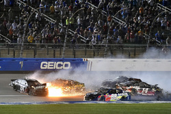 William Byron, Hendrick Motorsports, Chevrolet Camaro Liberty University, Clint Bowyer, Stewart-Haas Racing, Haas 30 Years of the VF1 y Ryan Newman, Richard Childress Racing, Chevrolet Camaro Bass Pro Shops / Cabela's wreck