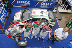 Podium: racewinnaar Rob Huff, Honda Racing Team JAS, Honda Civic WTCC, tweede plaats Norbert Micheli