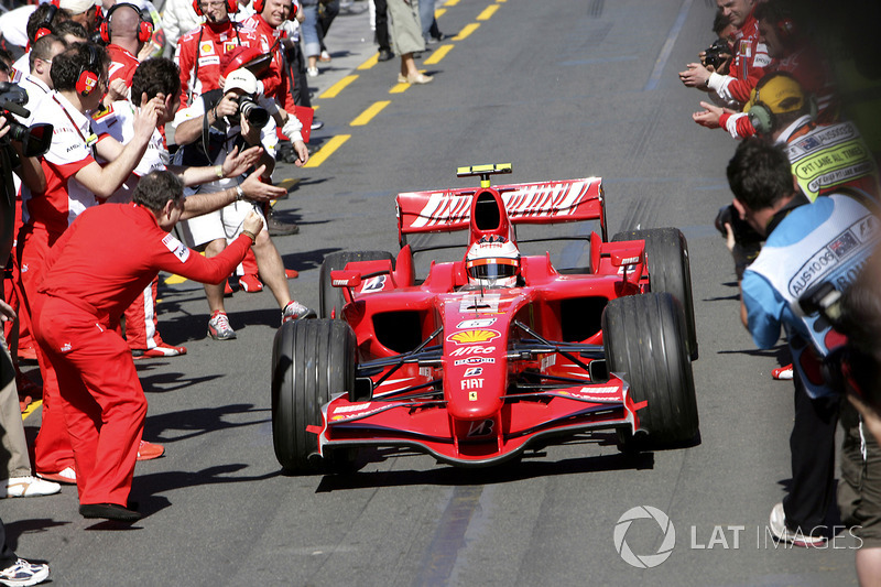 Pembalap Kimi Raikkonen mendapat sambutan dan aplaus meriah di pit stop setelah sukses memenangi GP Australia 2007 bersama Ferrari.
