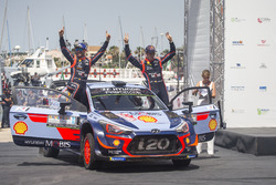 I vincitori Thierry Neuville, Nicolas Gilsoul, Hyundai Motorsport Hyundai i20 Coupe WRC