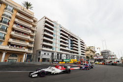 Charles Leclerc, Sauber C37, leads Brendon Hartley, Toro Rosso STR13, Romain Grosjean, Haas F1 Team VF-18, Marcus Ericsson, Sauber C37, and the remainder of the field at the start