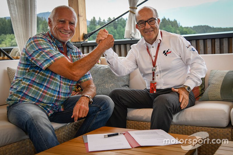Carmelo Ezpeleta, CEO de Dorna, y Dietrich Mateschitz, propietario del Circuito de Austria