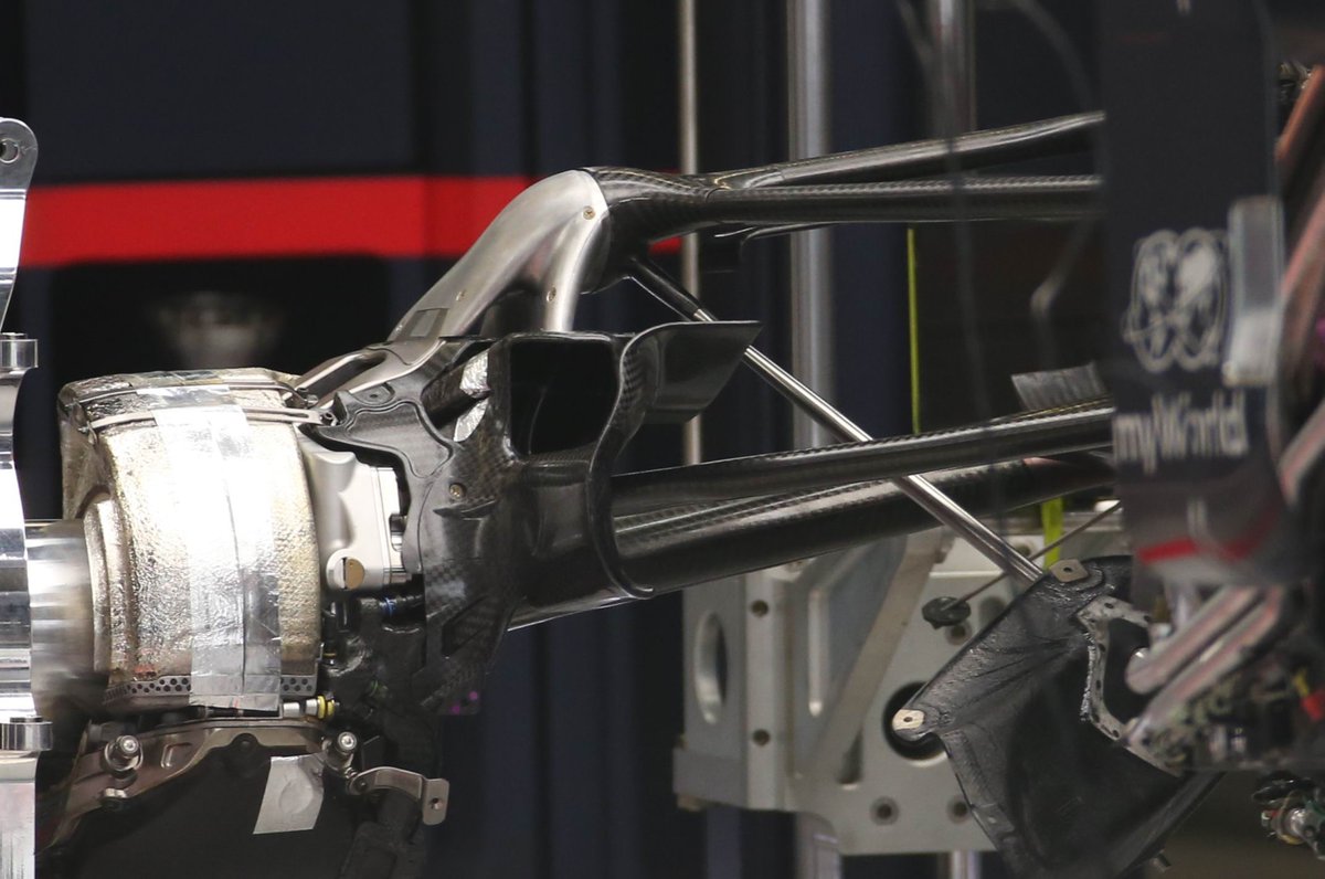La nuova sospensione posteriore della Red Bull RB16 con il bracket soffiato