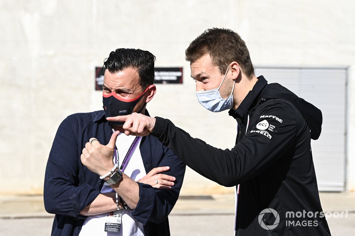 Will Buxton, Presenter TV dan Daniil Kvyat, pembalap cadangan, Alpine F1