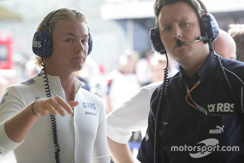 Nico Rosberg, Williams FW28 Cosworth, discute avec Sam Michael, directeur technique Williams