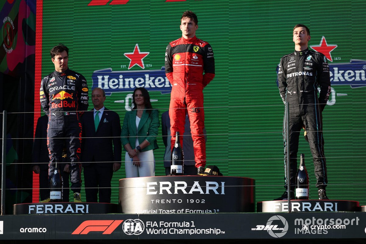 Sergio Pérez, Red Bull Racing, segundo, Charles Leclerc, Ferrari, ganador, George Russell, Mercedes-AMG, tercero, en el podio