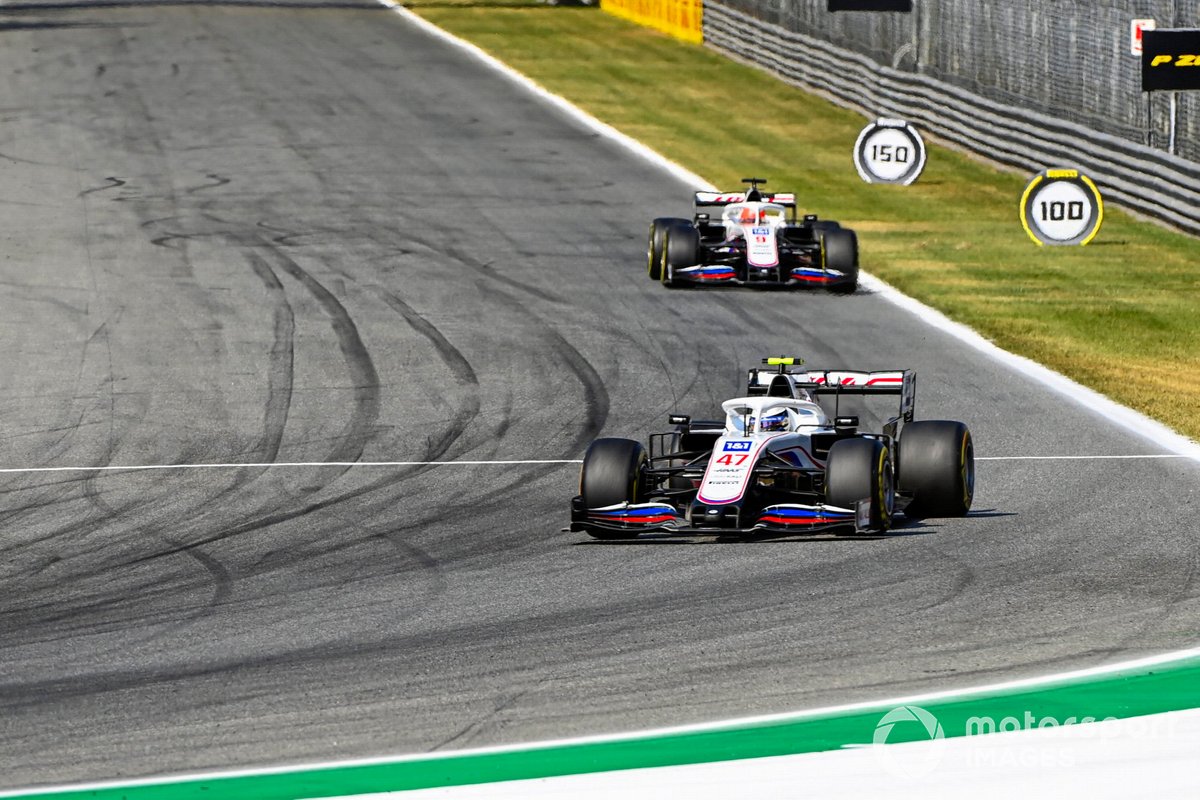 Mick Schumacher, Haas VF-21, Nikita Mazepin, Haas VF-21 saat turun pada lomba F1 GP Italia 2021.