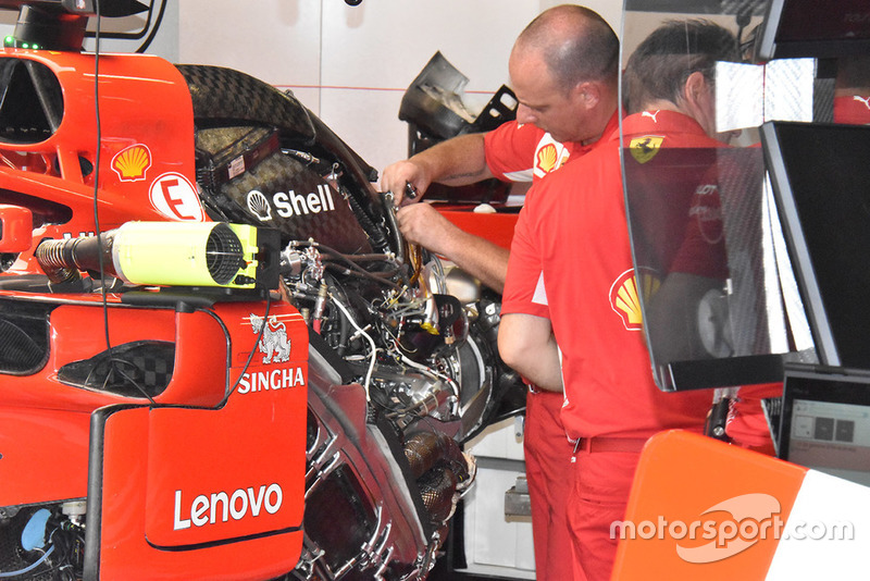 Ferrari SF71H, meccanico a lavoro sul motore