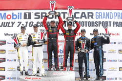 Podium: winnaars #31 Action Express Racing Corvette DP: Eric Curran, Dane Cameron, tweede plaats #5