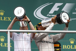 Podium: winnaar Lewis Hamilton, Mercedes AMG F1 viert feest met champagne