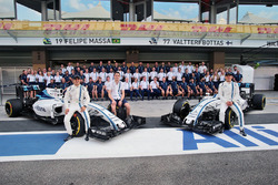 Felipe Massa, Paul di Resta en Valtteri Bottas op een teamfoto van Williams