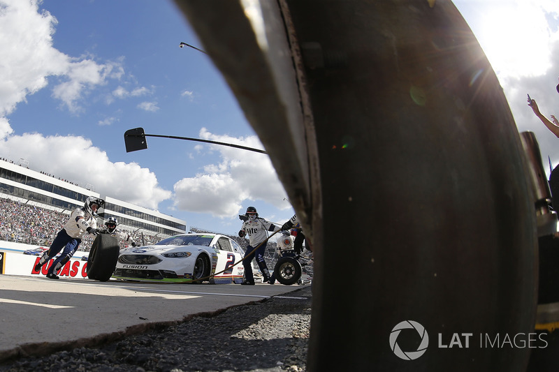9. Brad Keselowski, Team Penske Ford pit stop