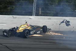 Crash: James Hinchcliffe, Schmidt Peterson Motorsports Honda
