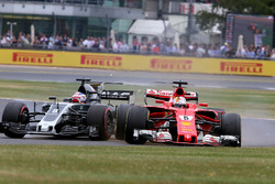 Sebastian Vettel, Ferrari SF70H, con una foratura all'anteriore