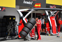 Meccanico Ferrari e pneumatici Pirelli