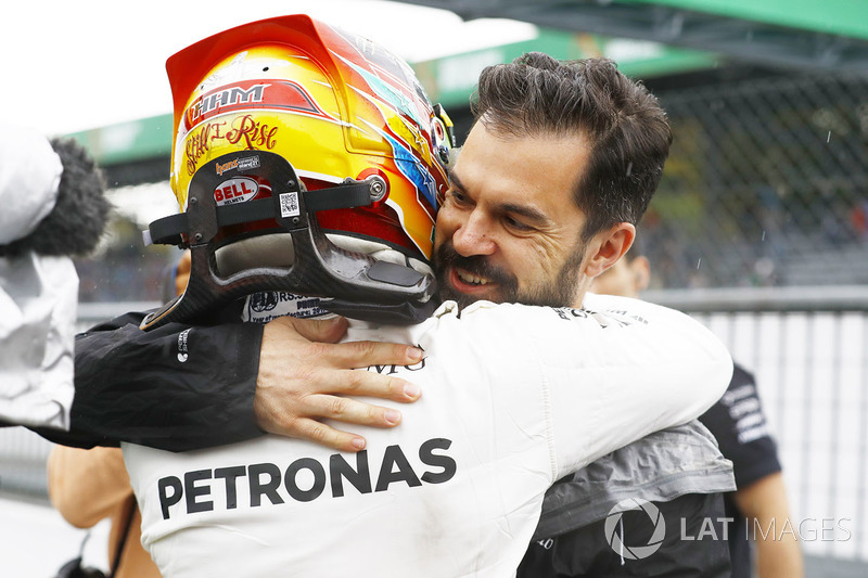 Pembalap Mercedes-AMG Petronas, Lewis Hamilton, merayakan keberhasilannya meraih pole position F1 GP Italia 2017 bersama rekan sekaligus orang kepercayaannya, Marc Hynes.