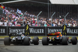 Daniel Ricciardo, Red Bull Racing RB13, Romain Grosjean, Haas F1 Team VF-17