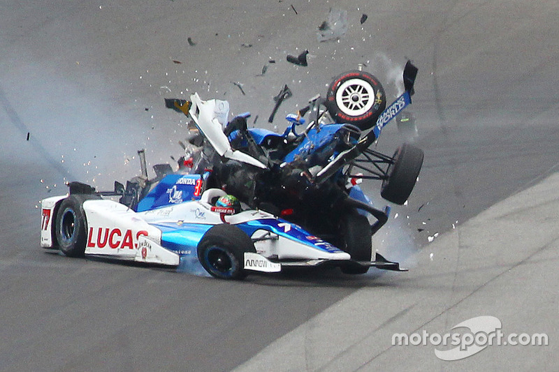Crash: Scott Dixon, Chip Ganassi Racing, Honda; Jay Howard, Schmidt Peterson Motorsports, Honda