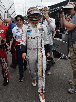 Fernando Alonso, Andretti Autosport Honda walks back to the pits after retiring from the race