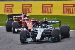 Valtteri Bottas, Mercedes AMG F1 W08, Kimi Raikkonen, Ferrari SF70H