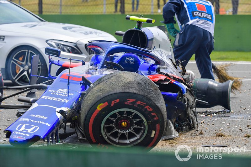 La voiture endommagée d'Alexander Albon, Toro Rosso STR14, après son crash
