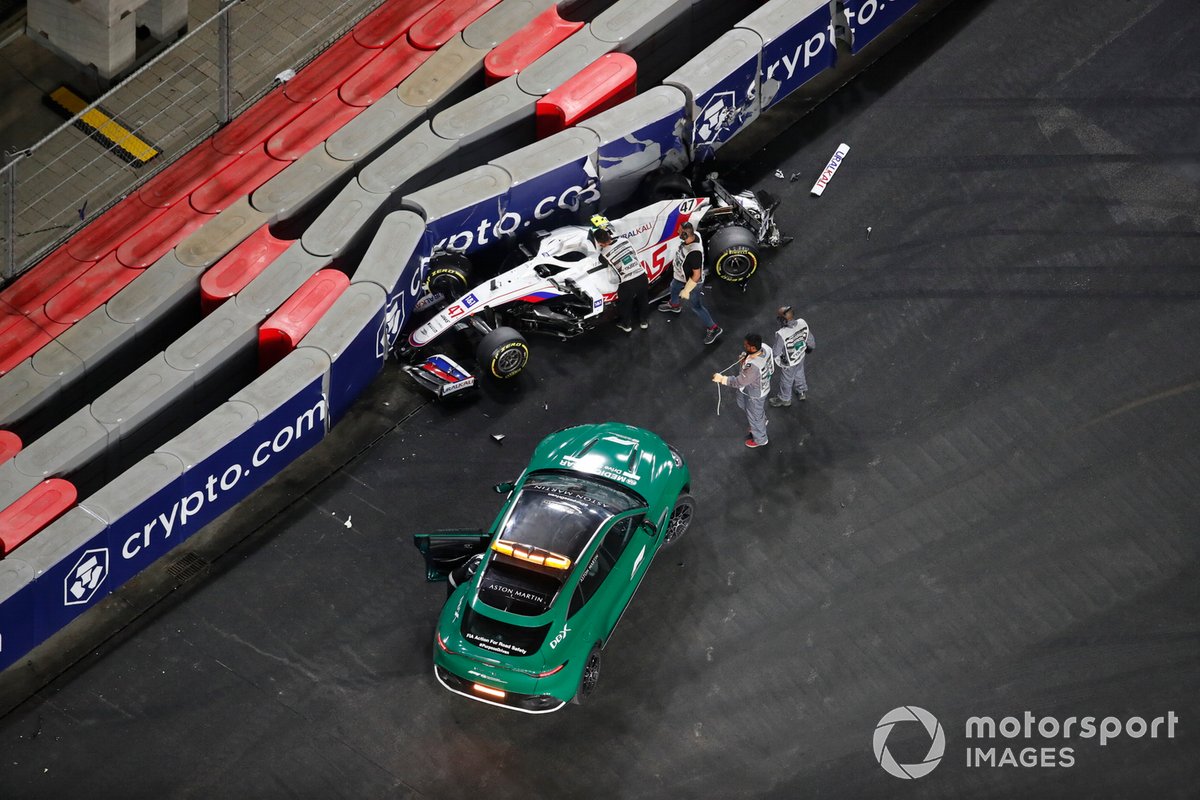 Marshals attend the crash of Mick Schumacher, Haas VF-21