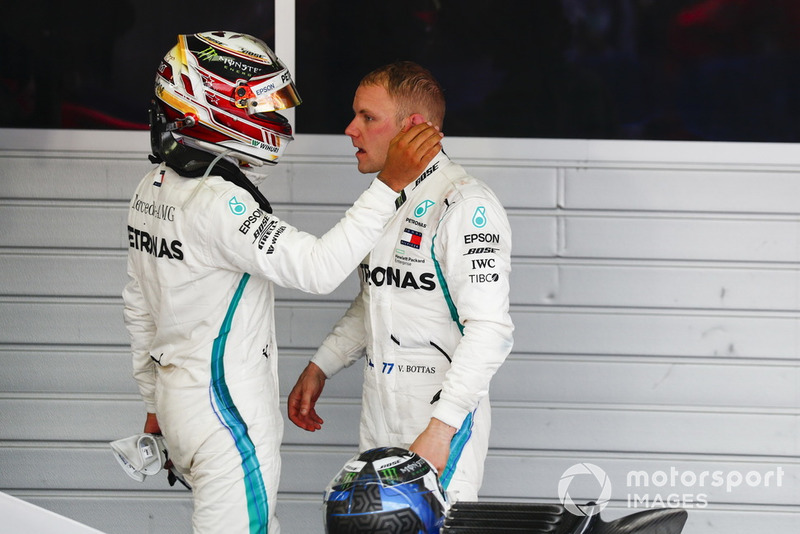 El ganador de la carrera, Lewis Hamilton, recibe a Valtteri Bottas.