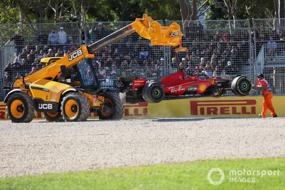 Oficiales de pista retiran el coche de Charles Leclerc, Ferrari SF-23, del circuito