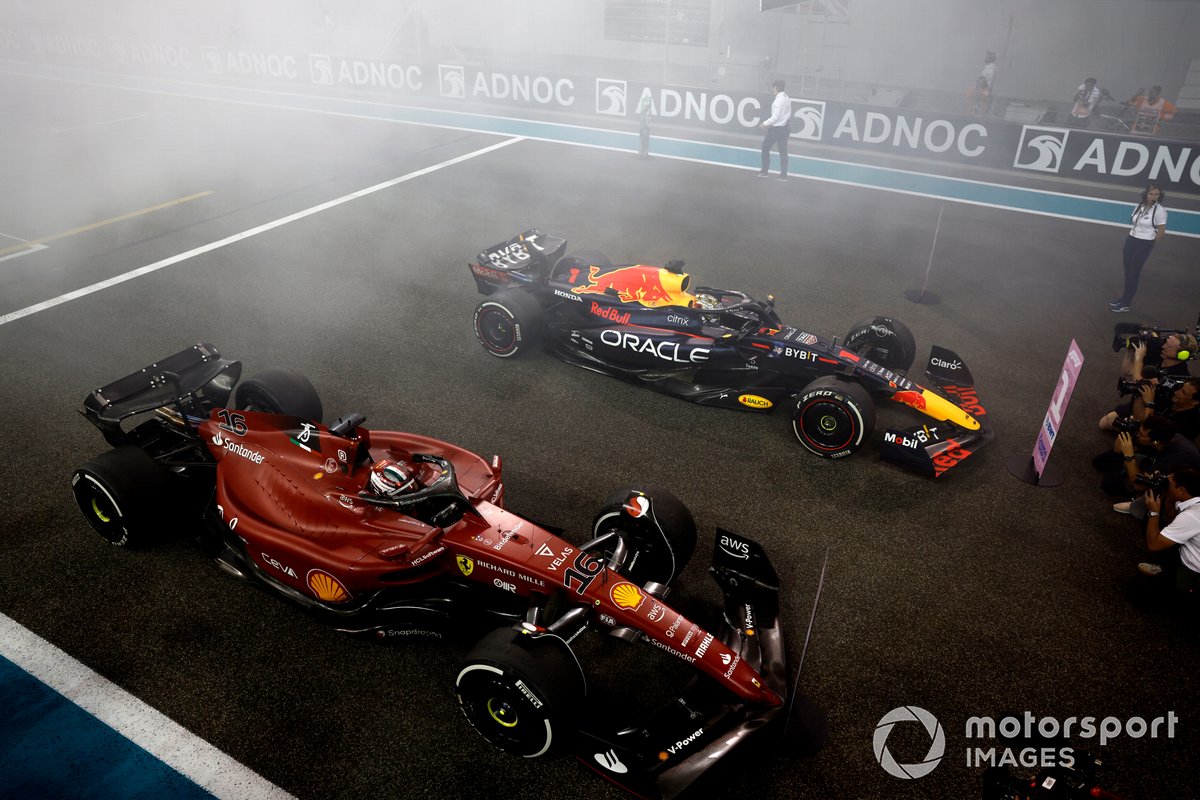 Max Verstappen, Red Bull, et Charles Leclerc, Ferrari, à l'arrivée du Grand Prix d'Abu Dhabi.