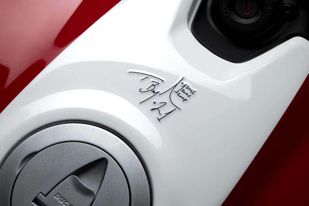 Tanda tangan Troy Bayliss di atas tangki Ducati Panigale V2 Bayliss.