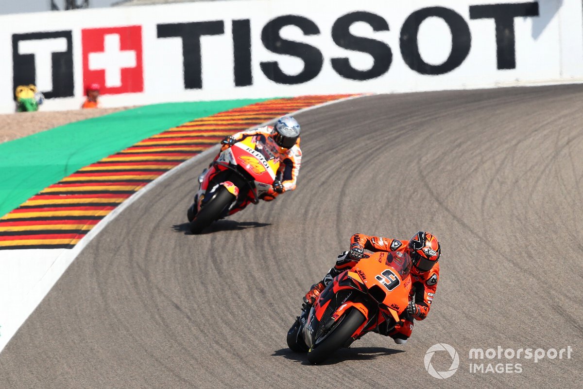 Danilo Petrucci, KTM Tech3, berada di depan Pol Espargaro, Repsol Honda, pada sesi FP4 MotoGP Jerman.
