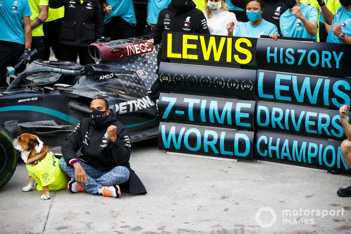 Pembalap Mercedes-AMG Petrona, Lewis Hamilton, merayakan gelar F1 ketujuh yang diraihnya usai GP Turki 2020.