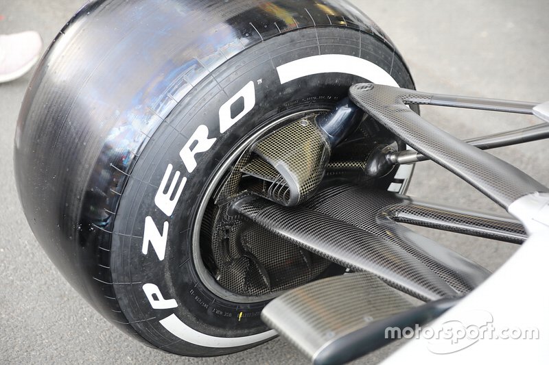 Mercedes W10: la sospensione anteriore con i due bracket e la brake duct modificata