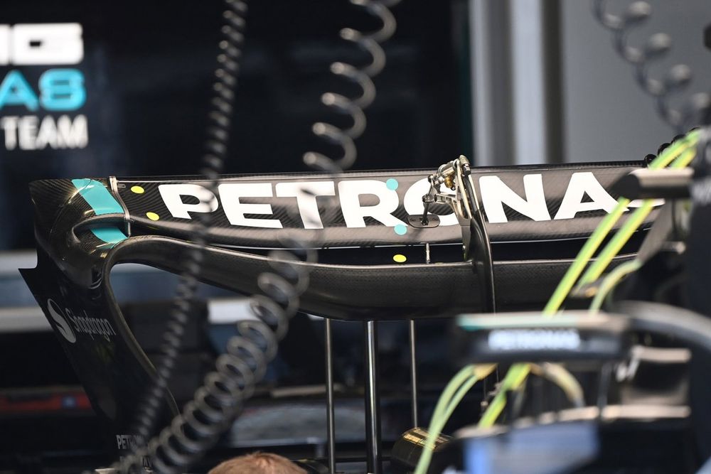 Mercedes W14 detalle del alerón trasero y del actuador del DRS
