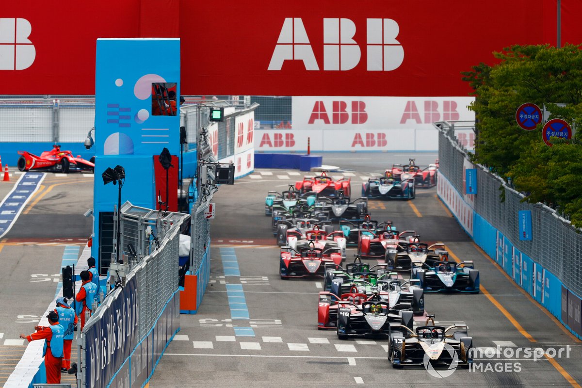 Antonio Felix da Costa, DS Techeetah, DS E-Tense FE21, Edoardo Mortara, Venturi Racing, Silver Arrow 02, Jake Dennis, Andretti Motorsport, BMW iFE.21, Stoffel Vandoorne, Mercedes-Benz EQ, EQ Silver Arrow 02, the rest of the field on the opening lap