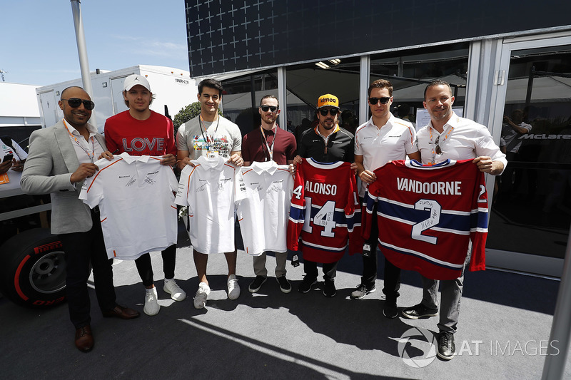 Fernando Alonso, McLaren, Stoffel Vandoorne, McLaren, bersama pemain hoki