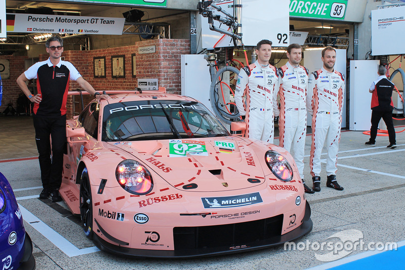 #92 Porsche GT Team Porsche 911 RSR y #91 Porsche GT Team Porsche 911 RSR con decoraciones especiales.