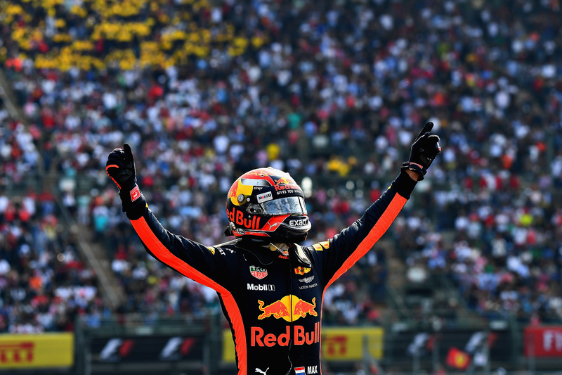 Max Verstappen juicht na het winnen van de Mexicaanse Grand Prix in 2017