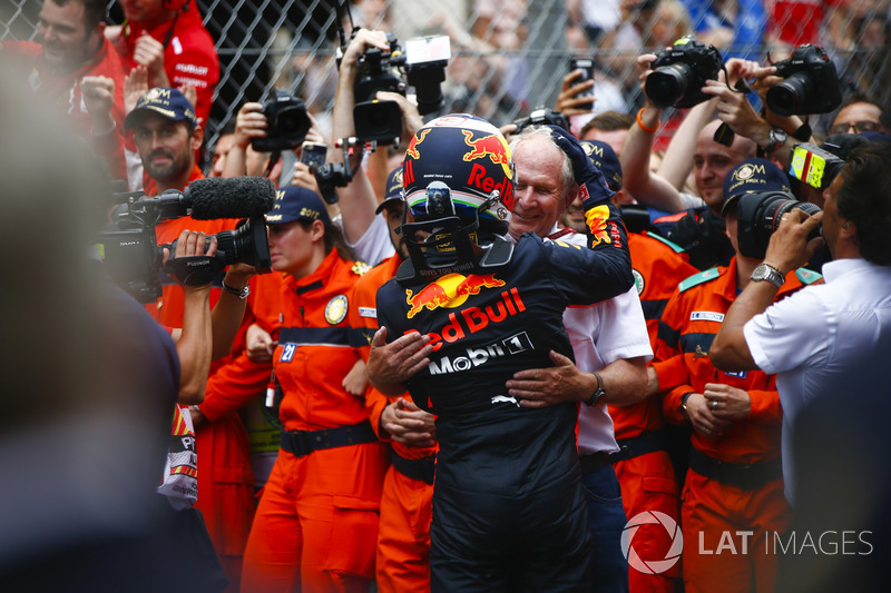 Daniel Ricciardo, Red Bull Racing, est félicité par Helmut Marko, Consultant, Red Bull Racing