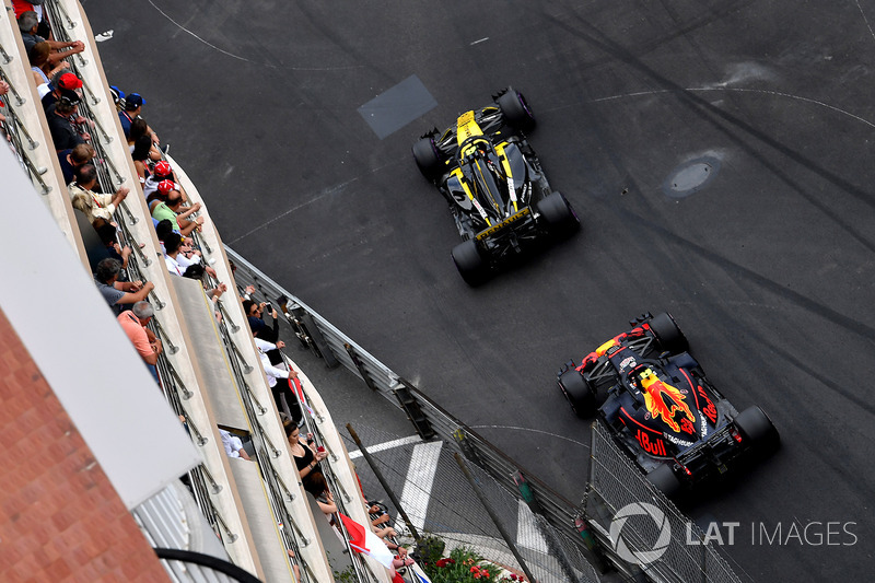 Carlos Sainz Jr., Renault Sport F1 Team R.S. 18 ve Max Verstappen, Red Bull Racing RB14